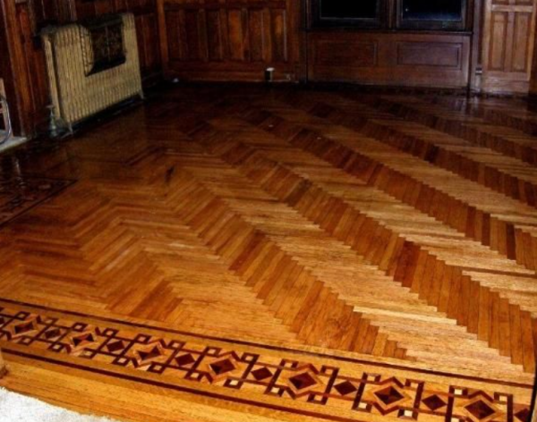 Lantai kayu dengan pola yang rumit